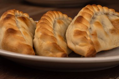 Geleneksel Arjantin börekleri masada, et, tavuk ve sebze