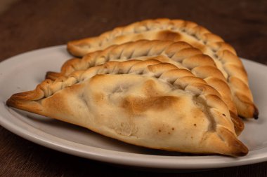 Geleneksel Arjantin börekleri masada, et, tavuk ve sebze