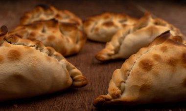 Geleneksel Arjantin börekleri masada, et, tavuk ve sebze