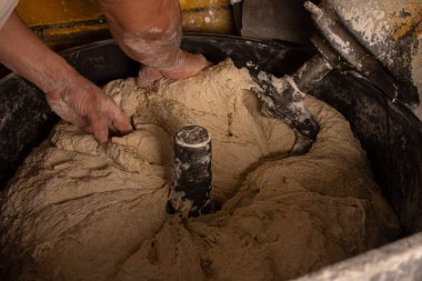 Pizzacı elleriyle İtalyan pizzası hazırlıyor..