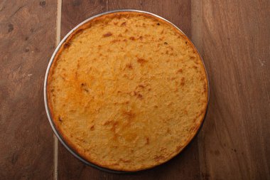 Geleneksel İtalyan pizza yemeği, sebze ve peynir.