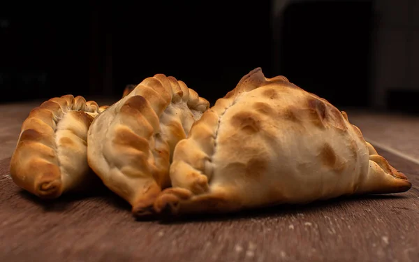 Traditionell argentinsk empanadaspaj på bordet, kött Kyckling och grönsaker — Stockfoto