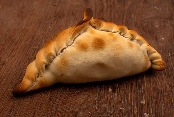 Traditionelle argentinische Empanadas-Torte auf dem Tisch, Fleisch Huhn und Gemüse — Stockfoto