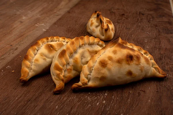 Traditionelle argentinische Empanadas-Torte auf dem Tisch, Fleisch Huhn und Gemüse — Stockfoto