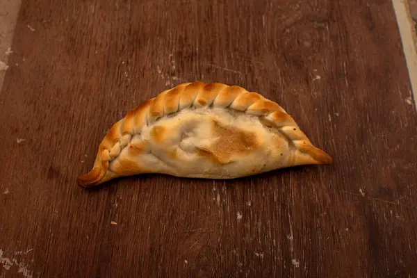 Traditionelle argentinische Empanadas-Torte auf dem Tisch, Fleisch Huhn und Gemüse — Stockfoto