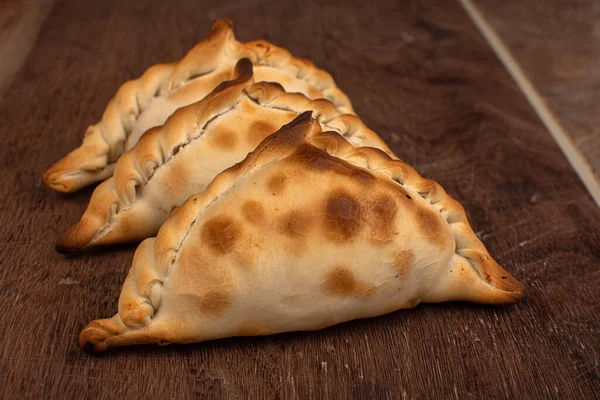 Geleneksel Arjantin börekleri masada, et, tavuk ve sebze