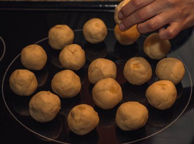 Ev yapımı, peynirli ekmek hazırlama ve siyah arkaplanda malzemeler.