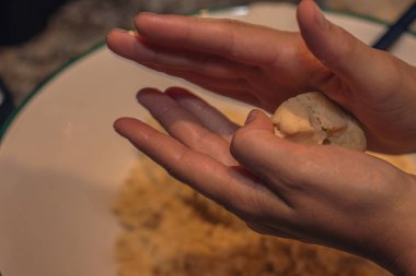 Ev yapımı, peynirli ekmek hazırlama ve siyah arkaplanda malzemeler.