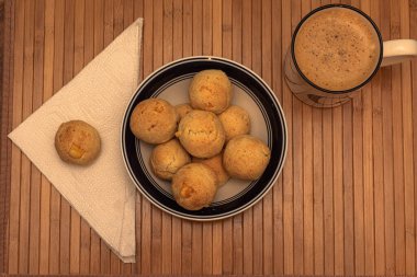 Ev yapımı, peynirli ekmek ve ahşap masa arkaplanı. Çay Saati