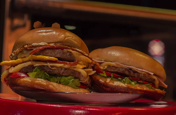 Deliciosos Burguers frescos caseros con verduras, Fotografía de publicidad de alimentos — Foto de Stock