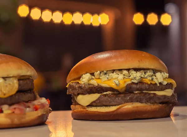 Delicioso caseiro feito Burguers com legumes, fotografia de publicidade alimentar — Fotografia de Stock