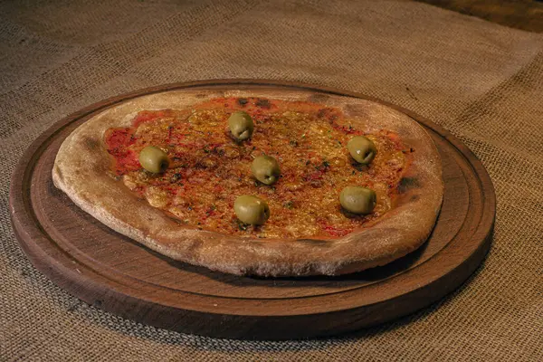 Pizza italienne au fromage maison avec sauce tomate et fond noir — Photo