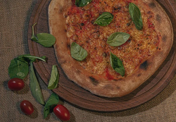 Pizza italienne au fromage maison avec sauce tomate et fond noir — Photo