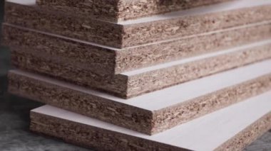 Bir yığın lazer kesimi beyaz melamine tahtalar