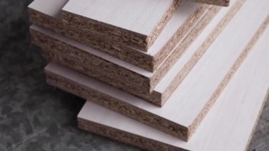 Bir yığın lazer kesimi beyaz melamine tahtalar