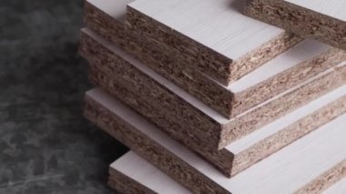 Bir yığın lazer kesimi beyaz melamine tahtalar