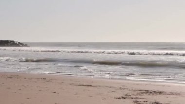 Mar del Plata plajında panoramik bir yaz sabahı manzarası.