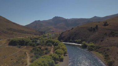 Patagonya 'daki Rio Negro' yu geçişin hava görüntüsü Arjantin