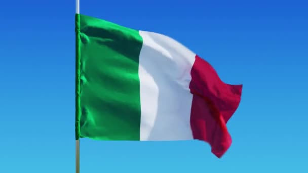 Bandera de Italia sobre un fondo de cielo despejado — Vídeo de stock