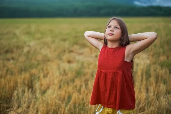 Retrato de vista lateral de la hermosa chica feliz respirando aire fresco en el campo, al aire libre —  Fotos de Stock