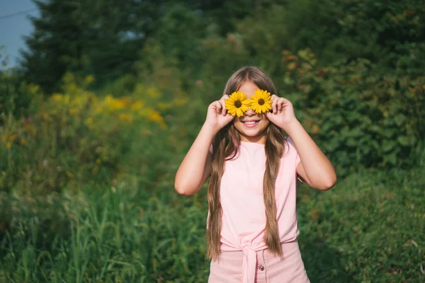 Linda chica con ojos de flores amarillas, verano al aire libre. —  Fotos de Stock