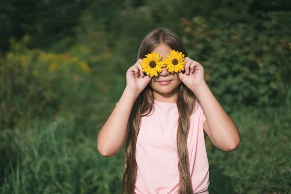 Linda chica con ojos de flores amarillas, verano al aire libre. —  Fotos de Stock