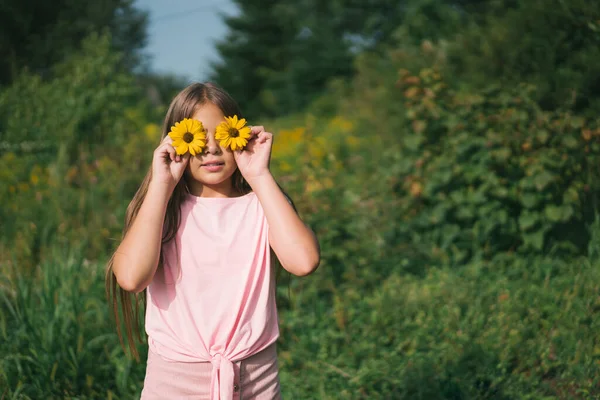 Linda chica con ojos de flores amarillas, verano al aire libre. —  Fotos de Stock