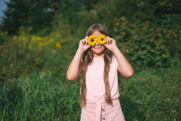 Linda chica con ojos de flores amarillas, verano al aire libre. —  Fotos de Stock