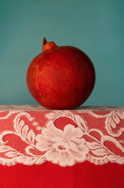 mavi arkaplanda parlak tek bir nar