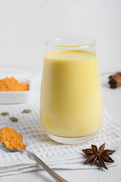 Bicchiere Latte Dorato Curcuma Che Bevanda Indiana Usato Come Rimedio — Foto Stock