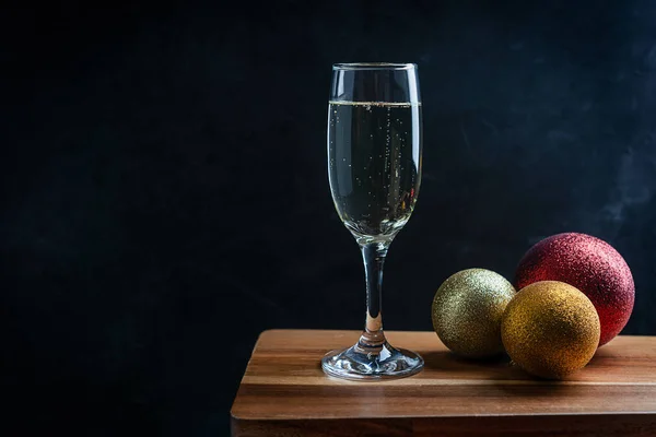 Wijnglas Vol Droge Witte Prosecco Sprankelende Champagne Met Gouden Rode — Stockfoto