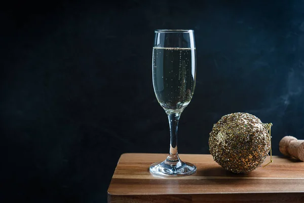 Wijnglas Vol Droge Witte Prosecco Sprankelende Champagne Met Gouden Glinsterende — Stockfoto