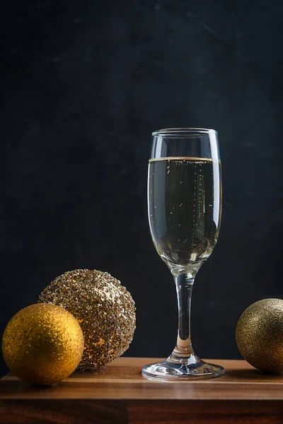 Wijnglas Vol Droge Witte Prosecco Sprankelende Champagne Met Gouden Glinsterende — Stockfoto