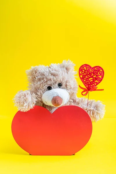 Brinquedo Ursinho Marrom Encantador Sentado Decoração Forma Coração Vermelho Madeira — Fotografia de Stock