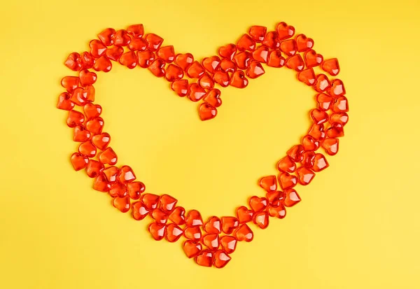 Маленькие Красные Конфеты Форме Сердца Стеклянные Украшения Лежащие Ярком Ярком — стоковое фото