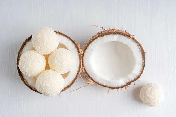 Draufsicht Auf Kokostrüffel Oder Hausgemachte Vegetarische Energiebällchen Mit Einer Füllung — Stockfoto