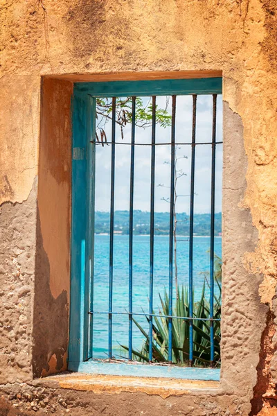 Janela Grelhada Cor Azul Parede Velha Cor Amarela Com Vista — Fotografia de Stock