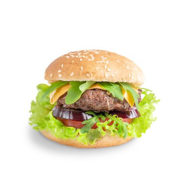 Izgara et, marul, roket salatası, peynir, domates ve soğandan yapılmış tek ev yapımı organik sulu hamburger. Dilimlenmiş ekmeğin içinde beyaz arka planda izole edilmiş.