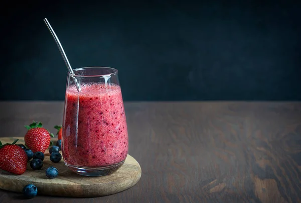 Erfrischender Bio Smoothie Aus Saftigen Erdbeeren Und Blaubeeren Serviert Trinkglas — Stockfoto