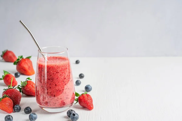 Erfrischender Bio Smoothie Drink Aus Pürierten Reifen Süßen Saftigen Erdbeeren — Stockfoto