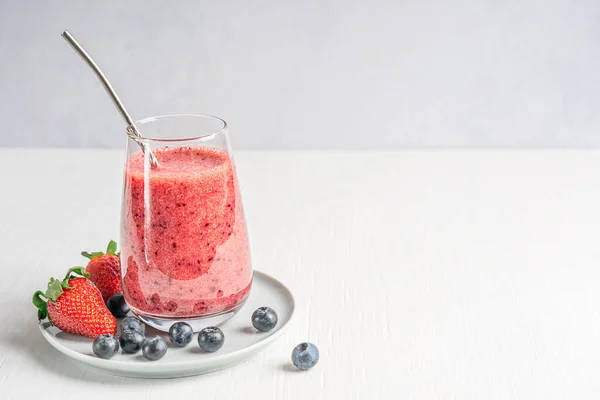 Erfrischender Veganer Smoothie Aus Pürierten Reifen Süßen Saftigen Erdbeeren Und — Stockfoto