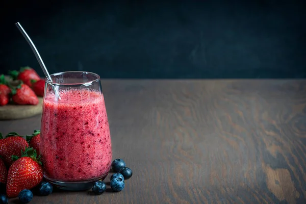 Erfrischend Süßer Smoothie Aus Frischen Saftigen Erdbeeren Und Blaubeeren Serviert — Stockfoto