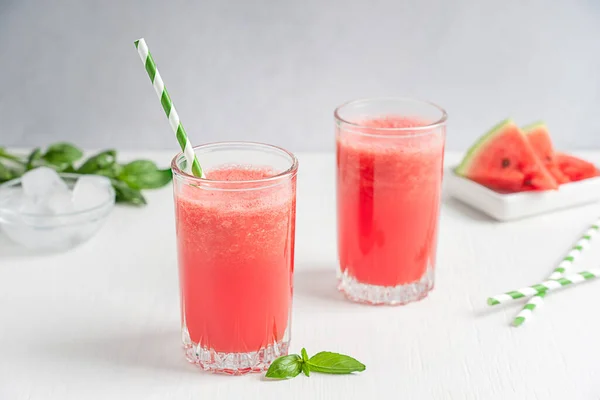 Vattenmelon Uppfriskande Kall Röd Juice Serveras Två Dricksglas Med Papper — Stockfoto