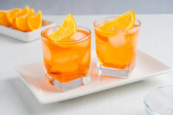Hideg Frissítő Narancssárga Pezsgőital Felszolgálva Ivópoharban Citrusszelettel Díszített Jégkockákkal Téglalap — Stock Fotó