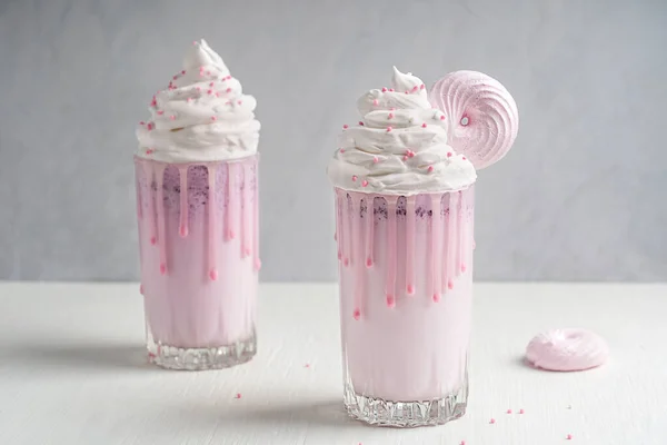 Batido Orgánico Dulce Hecho Leche Mezclada Con Helado Bayas Decoradas Fotos De Stock