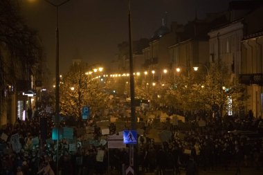 Bialystok, Polonya - 28 Ekim 2020 Kürtaj karşıtı yasanın sıkılaştırılması ve iktidardaki PiS partisinin muhalifleri tarafından düzenlenen 