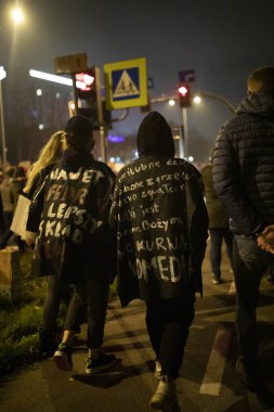 Bialystok, Polonya - 28 Ekim 2020 Kürtaj karşıtı yasanın sıkılaştırılması ve iktidardaki PiS partisinin muhalifleri tarafından düzenlenen 