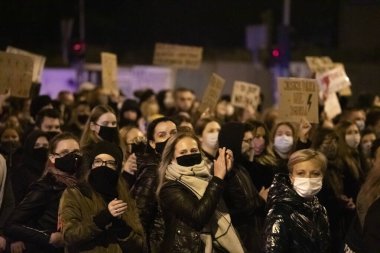 Bialystok, Polonya - 28 Ekim 2020 Kürtaj karşıtı yasanın sıkılaştırılması ve iktidardaki PiS partisinin muhalifleri tarafından düzenlenen 
