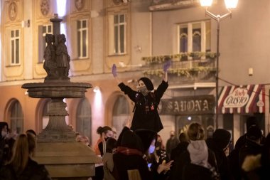 Bialystok, Polonya - 28 Ekim 2020 Kürtaj karşıtı yasanın sıkılaştırılması ve iktidardaki PiS partisinin muhalifleri tarafından düzenlenen 