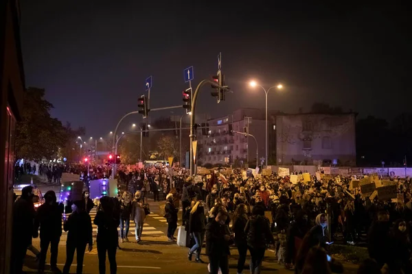 Bialystok, Polonya - 28 Ekim 2020 Kürtaj karşıtı yasanın sıkılaştırılması ve iktidardaki PiS partisinin muhalifleri tarafından düzenlenen 